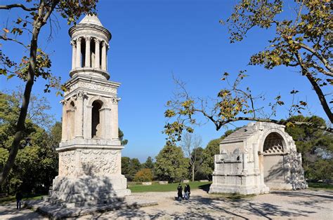 Le Mausolée de la Famille Fang: Un Monument Impérial au Coeur de Yulin!