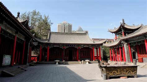 La Pagode de Trois Trous ! Un Temple Intrigant et une Vue Panoramique à Urumqi