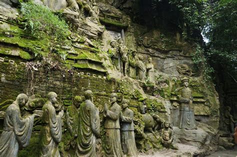 Le Mont Emei: Une Montagne Sacrée Perçant les Nuages !