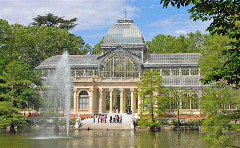 Le Palais de Cristal: Une merveille architecturale scintillante et un sanctuaire pour les amoureux de la nature!