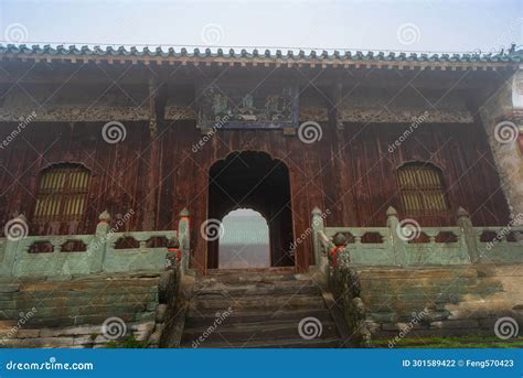 Le Temple de la Forêt Céleste: Un joyau architectural niché au cœur d'une végétation luxuriante !