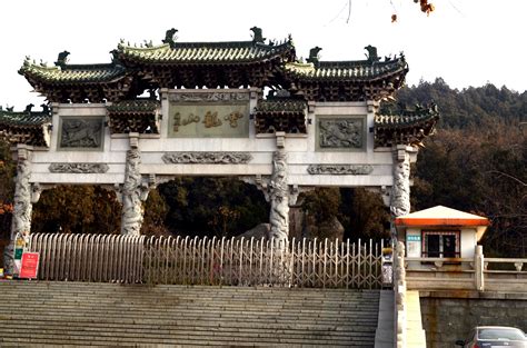 Le Temple Yunlong: Un sanctuaire mystique où la nature se mêle à l'histoire!