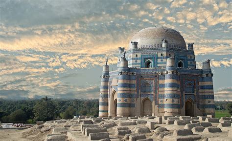   Le Tombeau de Bibi Pak Daman : Un chef-d’œuvre architectural aux racines mystique dans l'ancienne Lahore!