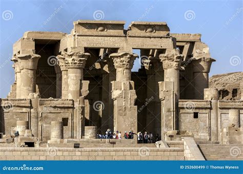 Le Temple de Kom Ombo: Un Joyau Double sur les Rives du Nil!