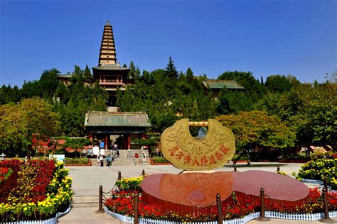 Le Temple de la Lumière Étincelante: Un Sanctuaire Historique et Spirituel à Yuncheng!